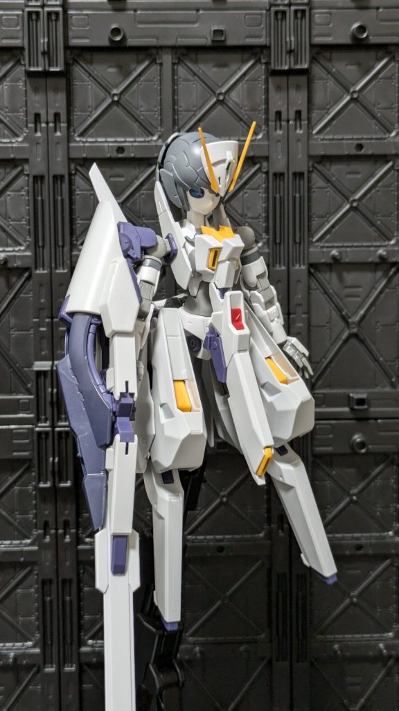 ライトショット♪んでねコノショット時もですね肩のテプで保持してるだけで手の甲のパーツはハズレているという状態なんですね~すました顔をしてますけど