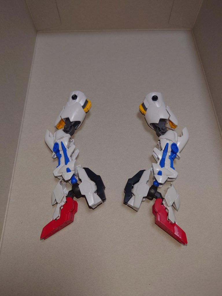 脚部の構成です。色々切断したり真鍮線を仕込んだりしています。