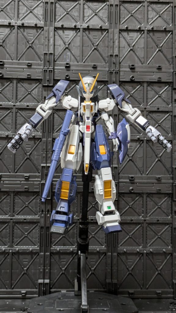続きましてはギガンティックアームも・ど・き❗本家本元ギガンティックは所持してニャいのでかつて大破したギャプランフライルーのアームにRGジオングのオテテをドッキンコさせて似せて着けてはります❤先の大戦(地震)のおりカラーボックスと格闘戦(下敷き)を繰り広げ奇しくも敗北し大破したギャプランフライルー その勇姿を刻み込むべく使用させて戴きまちた❤