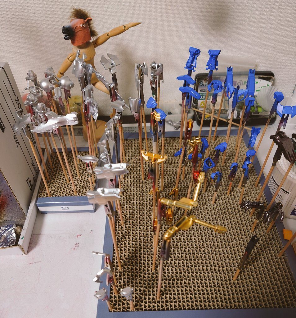 塗装中今回もガンダムマーカーをエアブラシシステムで塗装しました。主な塗装色は外装にシャインシルバー、内部機構にイエローゴールド、差し色にガンダムブルー、ガンダムフレームなどにヘビーガンメタリックを使いました。