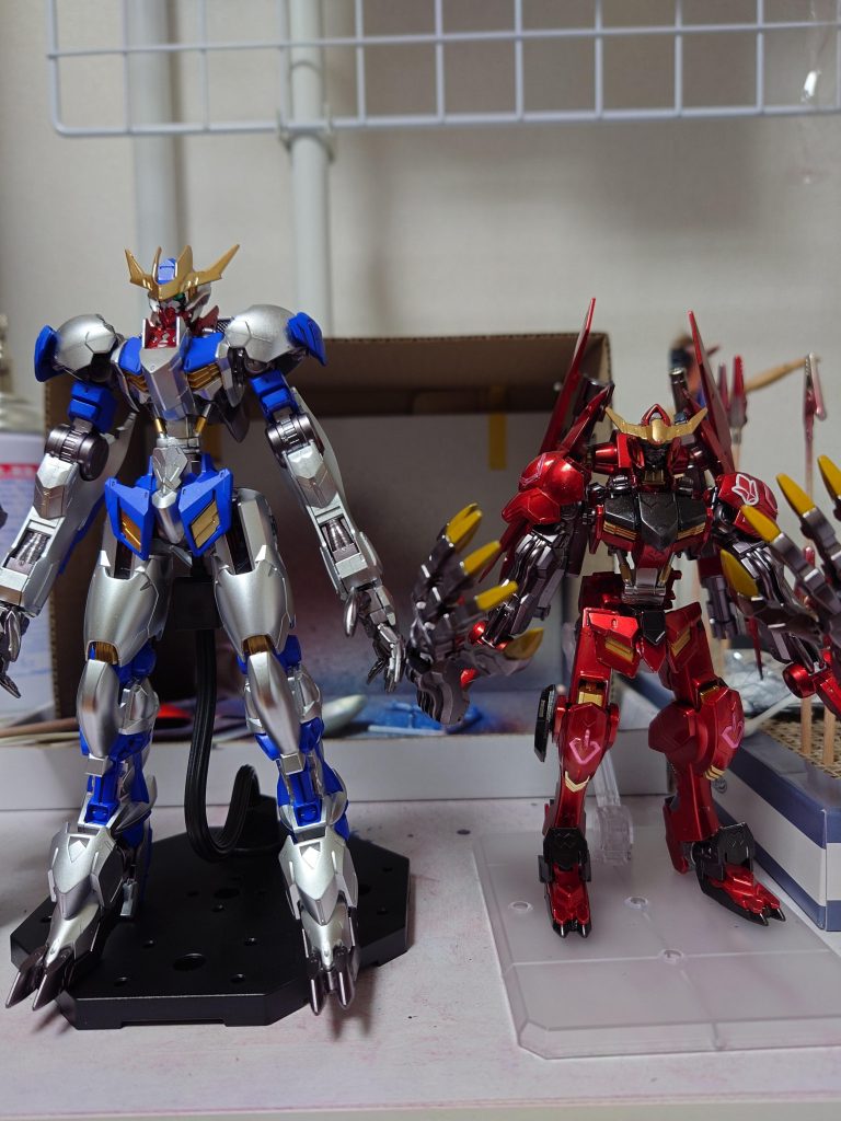 過去のバルバトス機体と比べると身長差が激しいです。