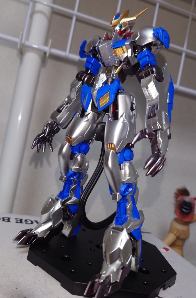 頭身を増やすべく脚部をエアリアルの太もも、アストレイの膝下にバルバトスのブーツで組み上げました。