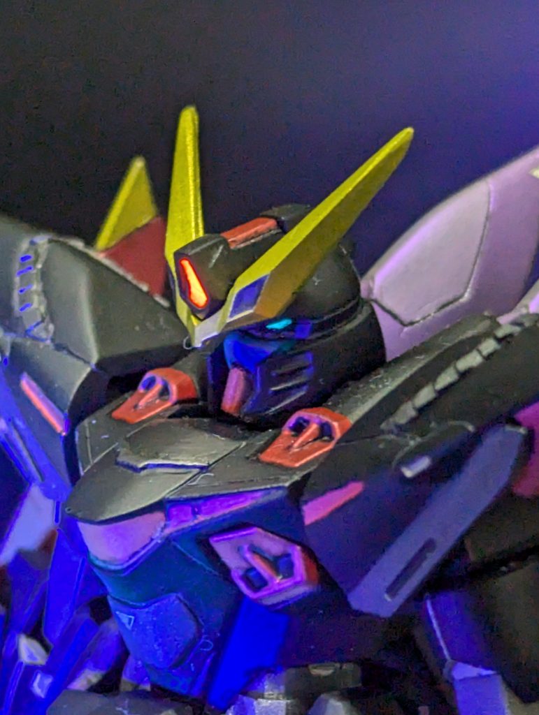 悪役面を目指してフェイスを少し奥にしたら、ツインアイが見にくなってしまいました…塗料、もっと明るめにすべきだった…