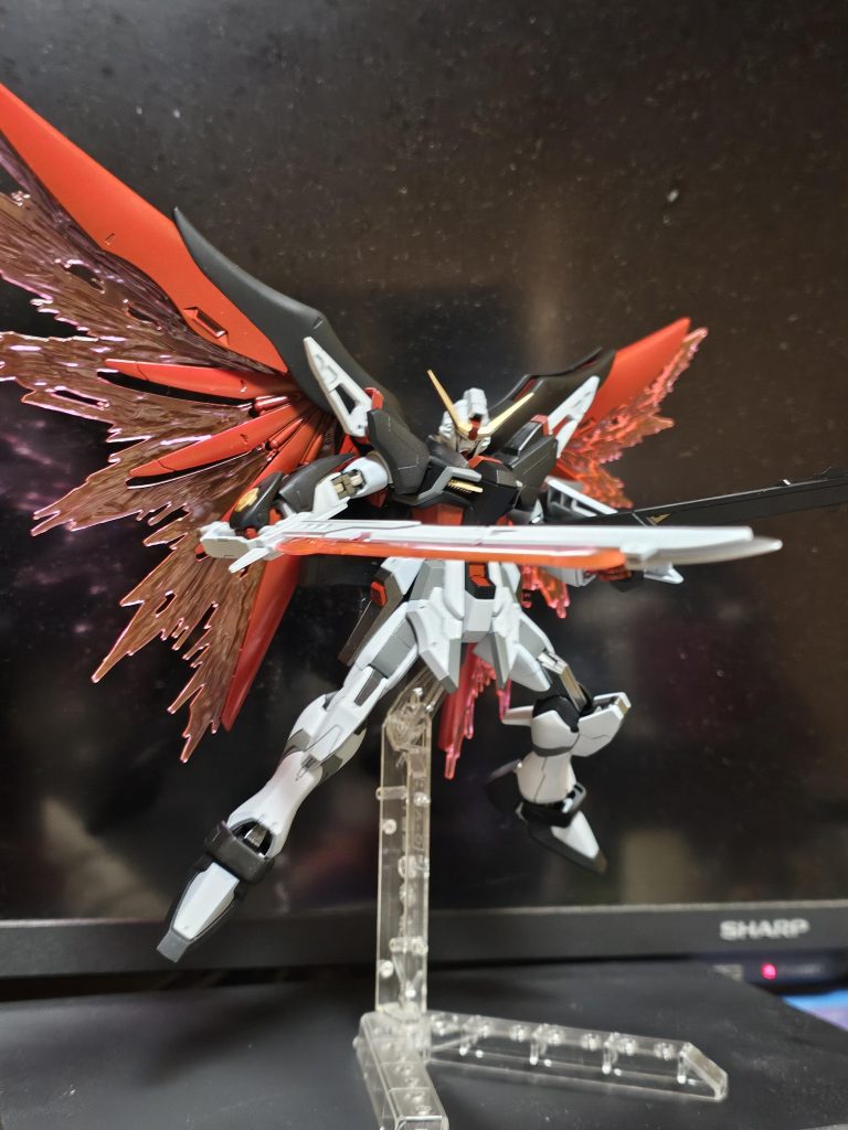 こだわりとして、関節のパーツをメタリックカラーを別の色にして金属感を出してみました。スジボリにも初挑戦して、色分けもしてます。自分なりに満足のいく仕上がりになりました!!形になった時はシンのデスティニ―と再会した時みたいな表情になってしまいましたね(笑)