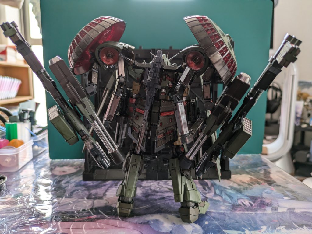 フルアーマー背面アクションベースを今からでも買おうか迷うほど自立させづらい最後にビームマグナムが背中にマウント出来たので追加しました
