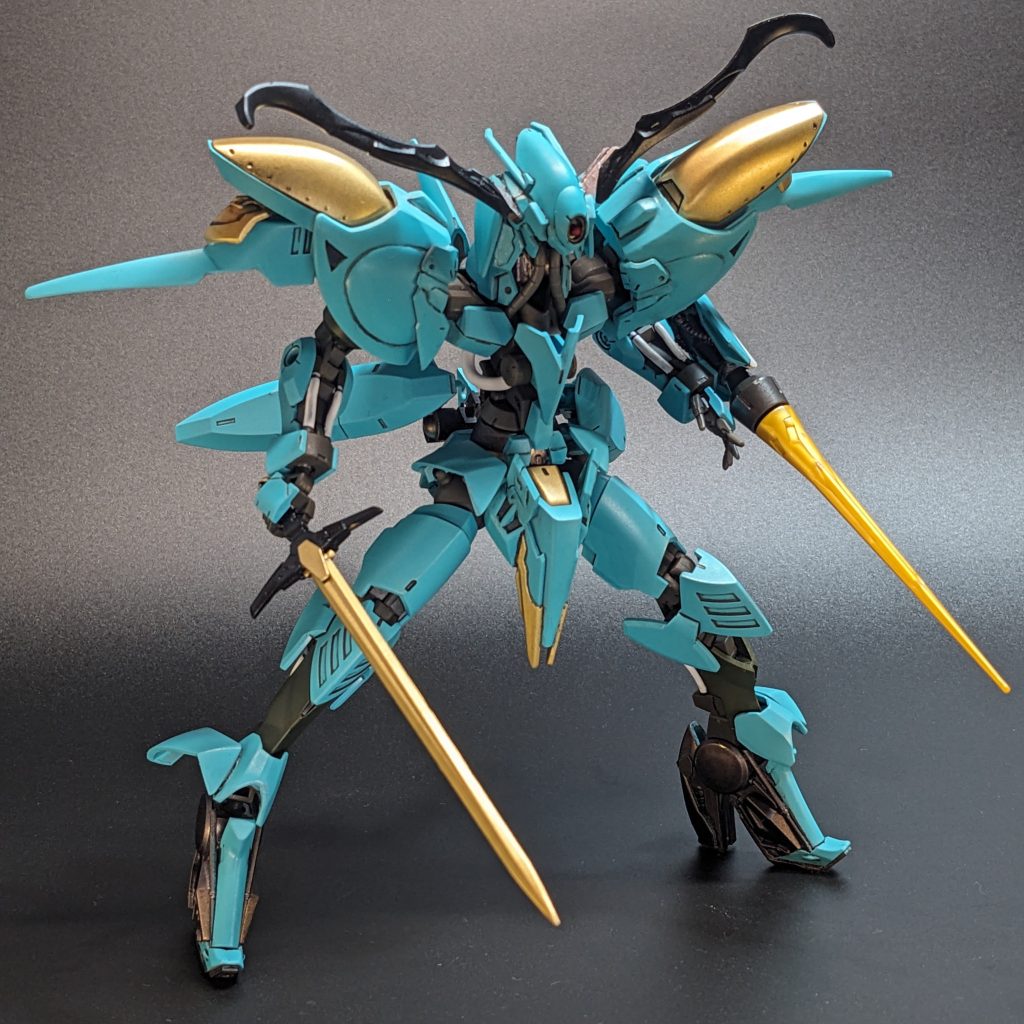 ベース機体であるジークルーネの高機動・高出力というコンセプトを踏襲し、 大きく突出した角と肩部を活かした繊細な重心移動を行うことで、物理攻撃威力を瞬間的に底上げしている。その副次効果として、奇妙な太刀筋によって攻撃パターンが読まれにくい。