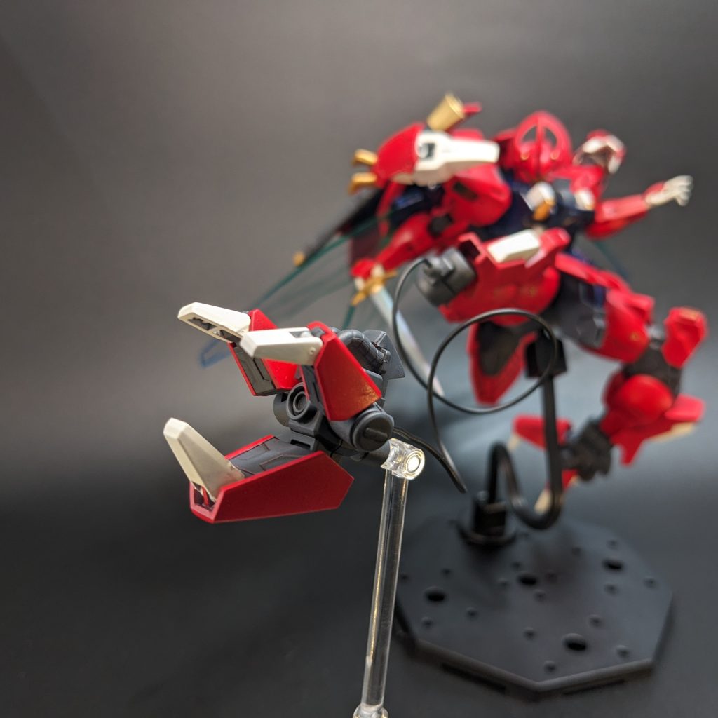 シャクルクロウ・ガザ 足を射出する有線式の拘束兵器。 ガザシリーズのクローアームに変更することで、より強力な拘束及び粉砕が可能となった。