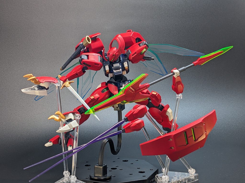 クロウアンビカー 肩部に装備された小型のシールド。 背部に装備されたアンビカー同様に、意思拡張AIによって自律的な防御行動とクロウによる拘束・物理攻撃が可能。