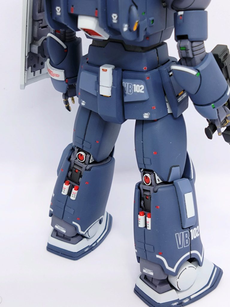 膝の裏を少しディティールアップしました🎶赤と白の丸いモノは、交換式のバッテリーという名目のモノをでっち上げました🫣