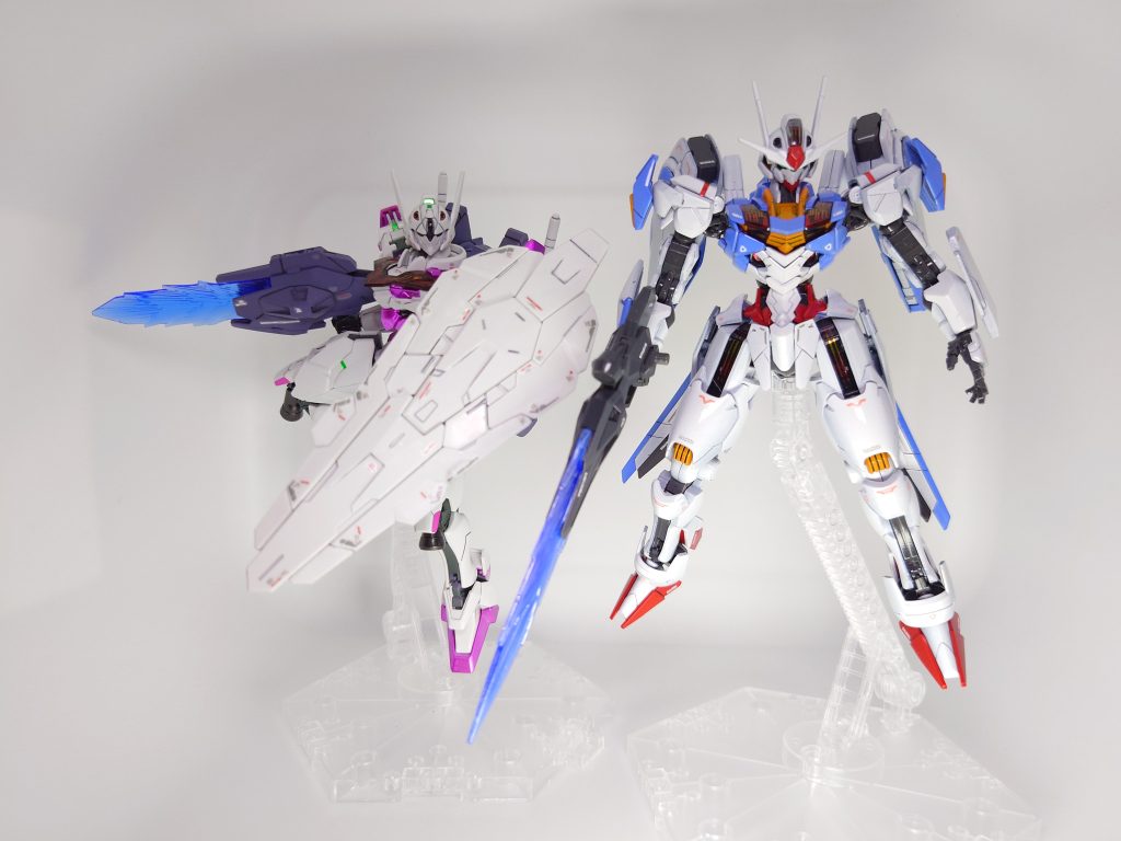 以前作ったルブリスと一緒に。ルブリスの方はデカールとガンダムマーカーエアブラシシステムを使った簡単仕上げです。なかなか制作時間が作れず遅くなってしまいましたが満足満足🎵次はマイティーストライクの作製に移りますが、今度また水星シリーズを作りたいと思います。