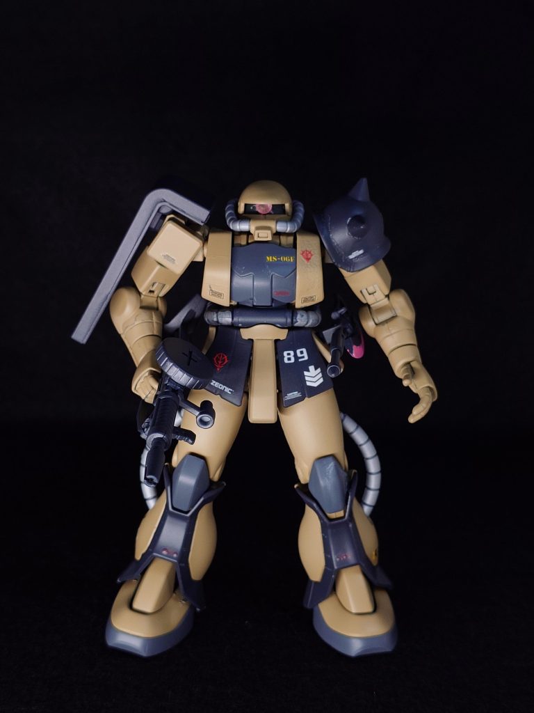 引きでのショット。やっぱりザクはたまりません。