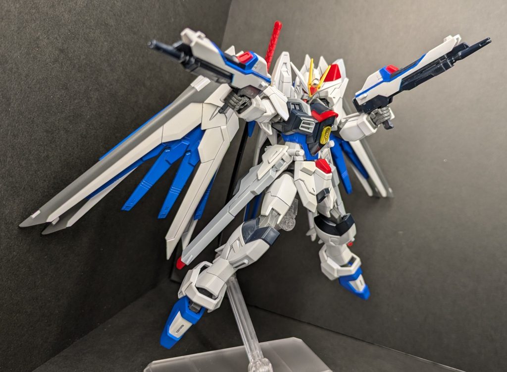 色変え部分のみの部分塗装です白はサファイアブルーで成形色に直接パールコートしましたが写真だとわかりにくいです関節をグレーに、翼も初代フリーダムっぽくするためにグレーを足していますマイティストライクフリーダムの神々しい感じは残したかったので翼は白メインで内側の翼のみ青くしました