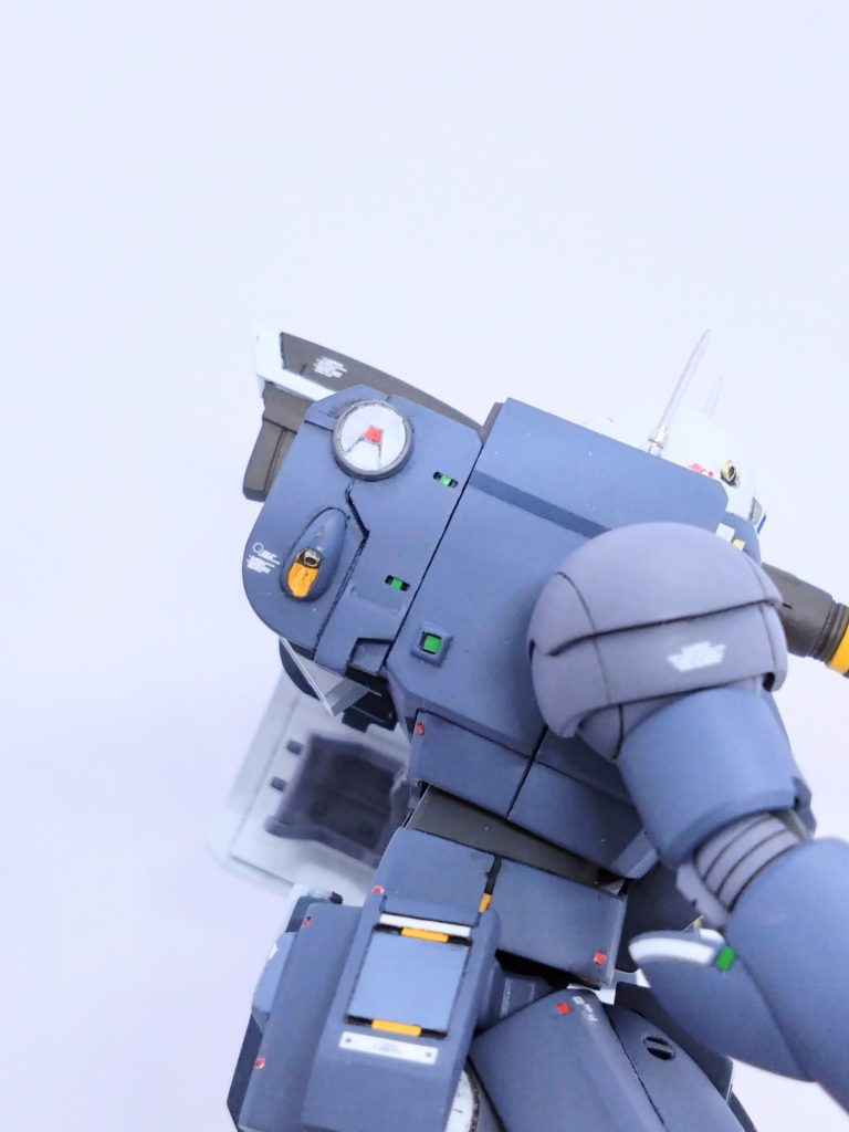 頭部のアンテナは虫ピンに変えました。アンテナの根本とランドセルの丸バーニアのバーニア部にはメタルビーズを使用しています。takiyama08g氏に教えて頂いたメタルビーズを早速使用させてもらいました✨