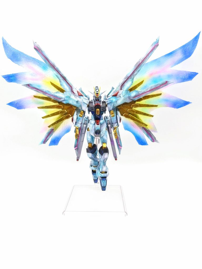 白背景で。成形色が白のパーツはつや消しで。青と赤のパーツをラップ塗装にすることでメリハリつけてます。