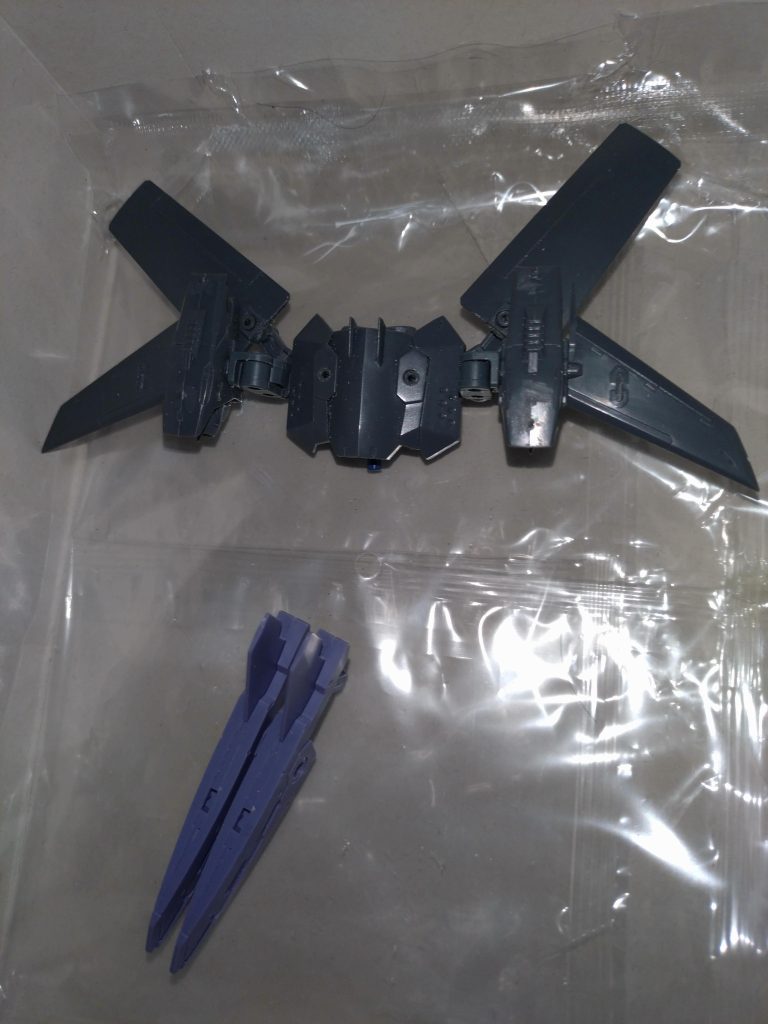 バックパックとツインシザーライフル。