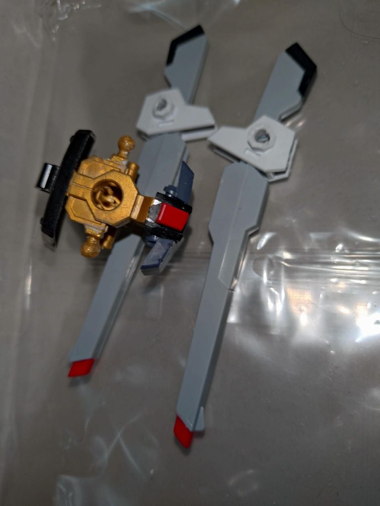 腰部の工作。レールガンの受けはそのまま填めてもポロリと落ちる恐れがあったため、瞬間接着剤で太らせました。