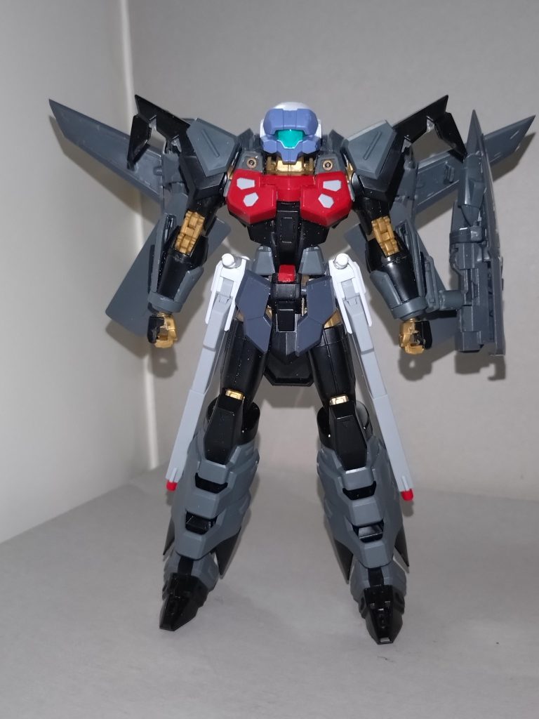 【概要】MVF-P21A1 / ムカデキリ 前身のCRYCHIC時代からベース担当としてMyGOに所属する長崎そよが、ブラックナイトスコードシヴァを土台に制作した改造ガンプラ。劇中のBKSのヴィラン感を薄めるため頭部を差し替え、腰部をマイティストライクフリーダムのレールガンに置き換えた。