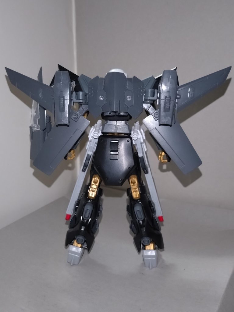 【機体設定】ファウンデーション王国軍のBKSシヴァの残骸をオーブ国防軍が回収し、可変MSに改造した姿。再組み立て前に予備パーツを複製しているため、フ王国軍から予備パーツを特に接収したわけではないが、数機が製造されている。2種類のMA形態に変形し、それらは、高速飛行形態「烏摩妃之型」中間形態「大自在天之型」と呼ばれる。大自在天とはシヴァが仏教に帰依したあとの名称、烏摩妃はその妻に由来する。仏像では、降三世夜叉明王に踏まれている姿が有名。