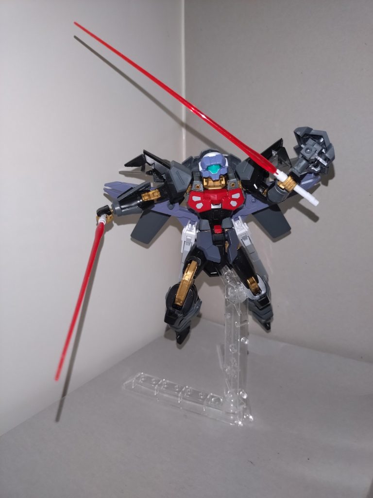 さて、3回に分けてムカデキリをご紹介してきましたが、当初から決めていた可変機化は、ガンダムSEEDフリーダムに出てくるMSがどれも足首を畳めるということを活かしたもので、2つ前のGブリューナクも同様の事情で可変機化しました。MA形態で機首になるパーツや、主翼になるパーツが揃えられれば、ミキシングで可変機の素材にできるのが、SEEDフリーダム系MSの利点だと言えます。 なおムカデキリは、日本刀の1つ「蜈蚣切」からつけました。