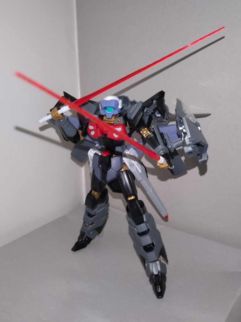 MS形態メインの形態。このMS形態でも大気圏内飛行能力を持つ。2つのMA形態と合わせての派手なアクションが、本MSの見どころ。