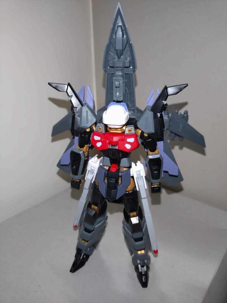 そよ「ここからは変形シークエンスです。まず、機首兼シールドをバックパック上に取り付けます。続いて頭部を180°回転させ、両肩アーマーを上に引き上げ、下腕を回します」