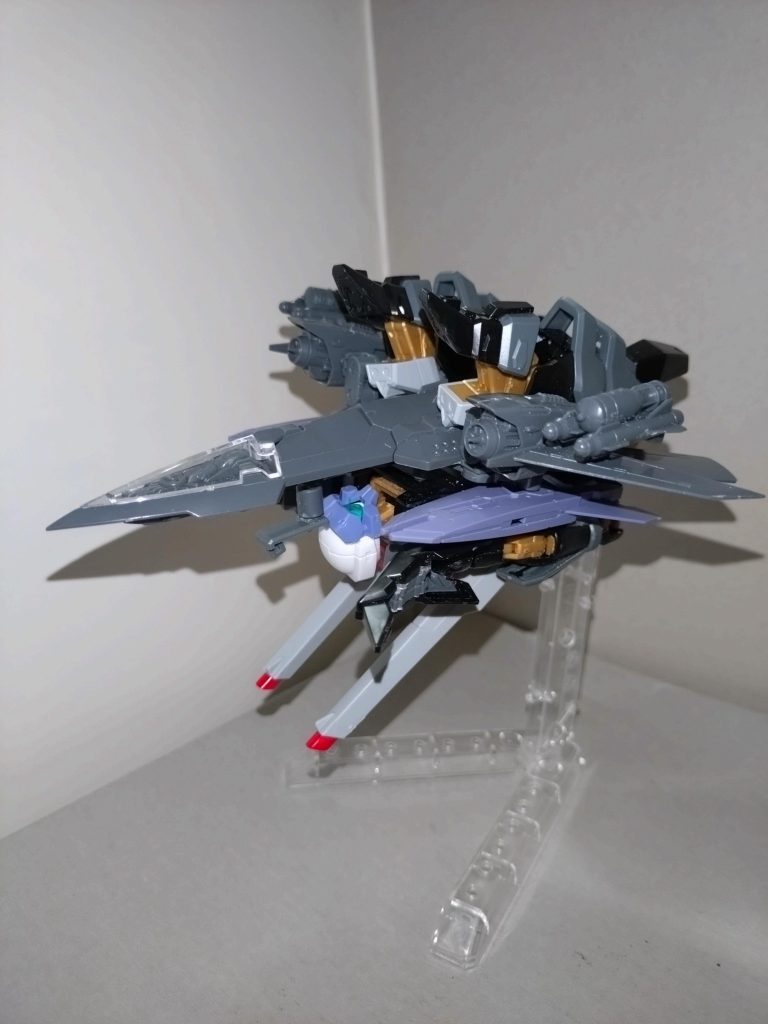 基本的な武装はツインシザーライフルと対艦ミサイルだが、対地攻撃を中心にレールガンを展開することも多い。格闘武装は使われない。