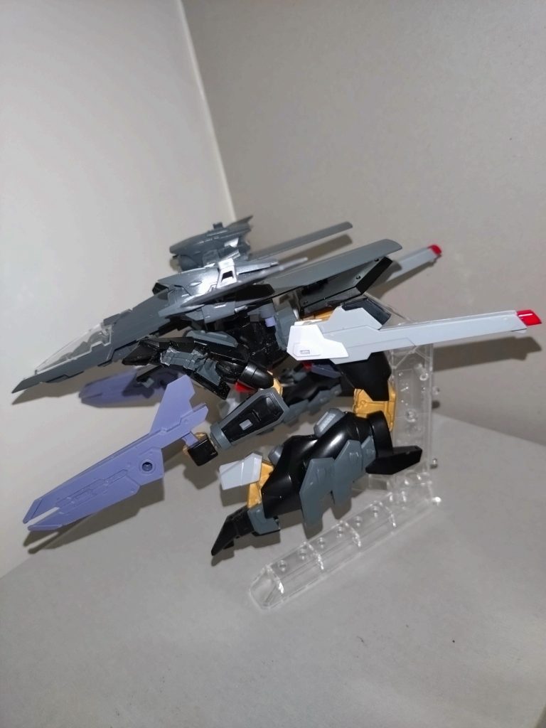 そよ「烏摩妃之型の状態から脚をもとに戻し、さらに脚を180°回転させます。次にヒジとヒザを曲げ、2つ目のMA形態・大自在天之型の完成です」