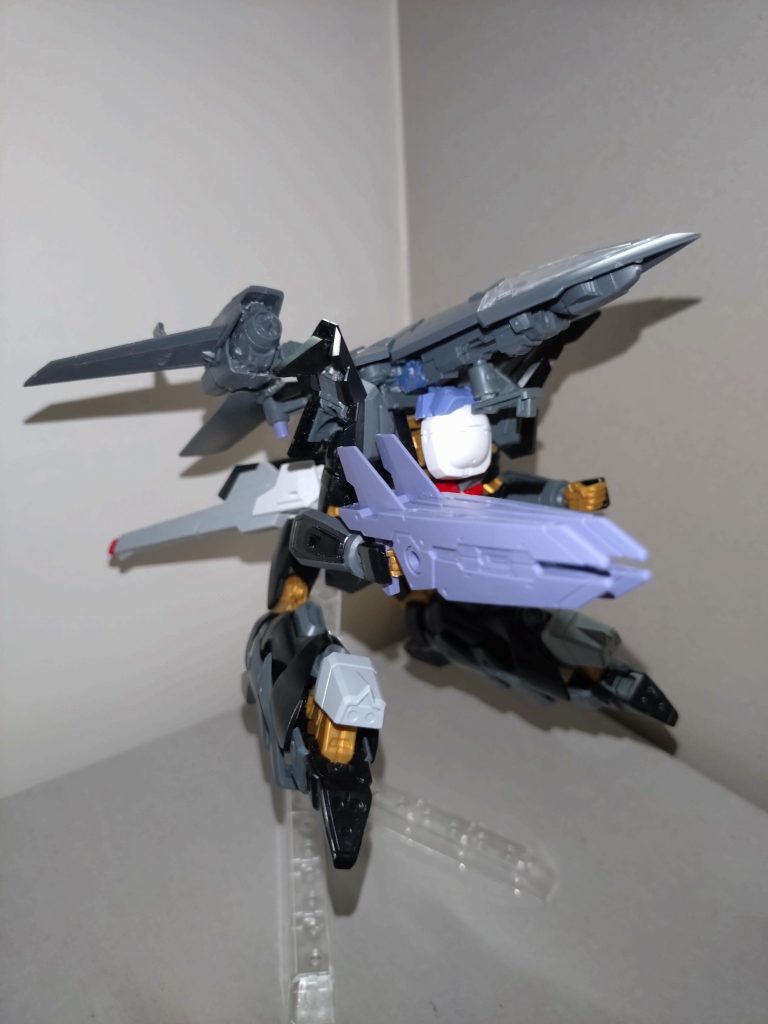 さて、ここまでムカデキリをご紹介してきましたが、ガンダムシリーズのなかでも特に明確なヴィラン「ブラックナイツ」の乗機であるブラックナイトスコードシリーズを、どう料理するかは本当に頭を悩ませました。その最適解として浮上したのが、30MMやMSGの組み込みだったのです。そよ自身、「BanG Dream! It's MyGO!!!!!」の作中で「悪堕ち(実際にはワル堕ちだったのかも?)」していたので、ヴィラン機を流用することはハナから決めていましたが、当初の案に挙げていた宇宙世紀の機体だと、HGUC化されていないMSも多い上、そよのイメージからも合わなさすぎたので、結果的にシヴァに落ち着きました。