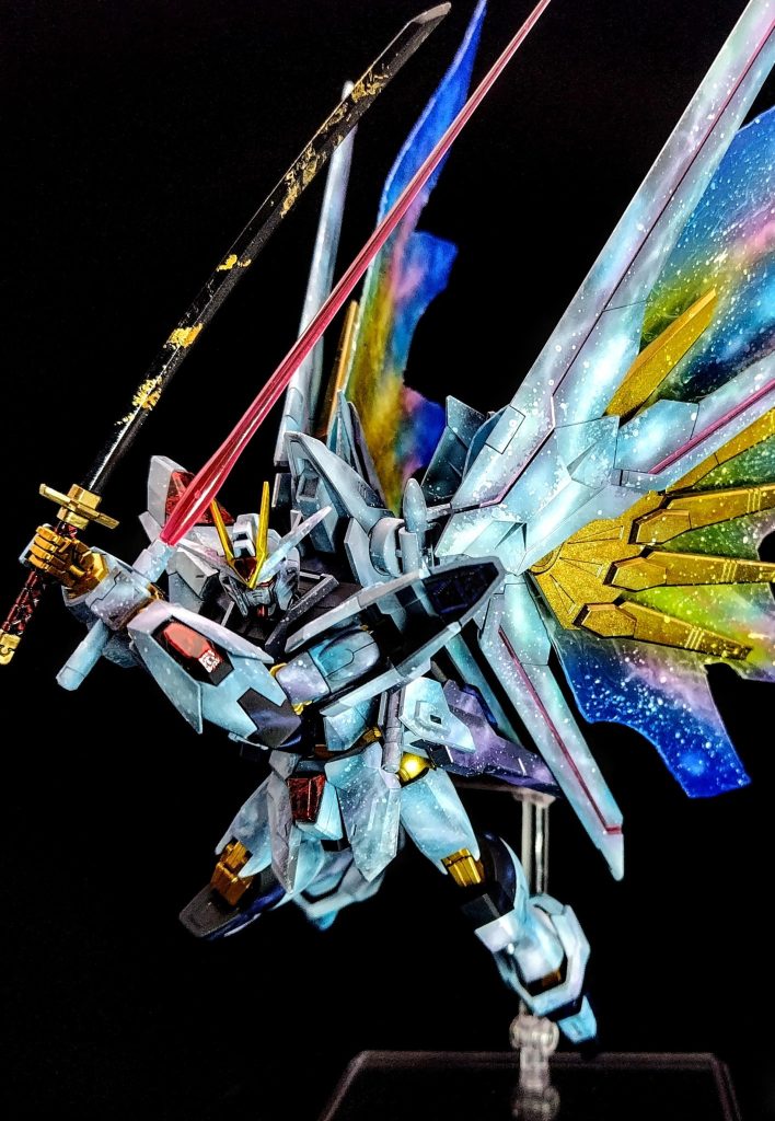 カルラ戦イメージ金色パーツはクリアブラウンでウォッシング等してますフツノミタマの刀身は本体の派手さに飲まれないよう、大胆に金をいれました