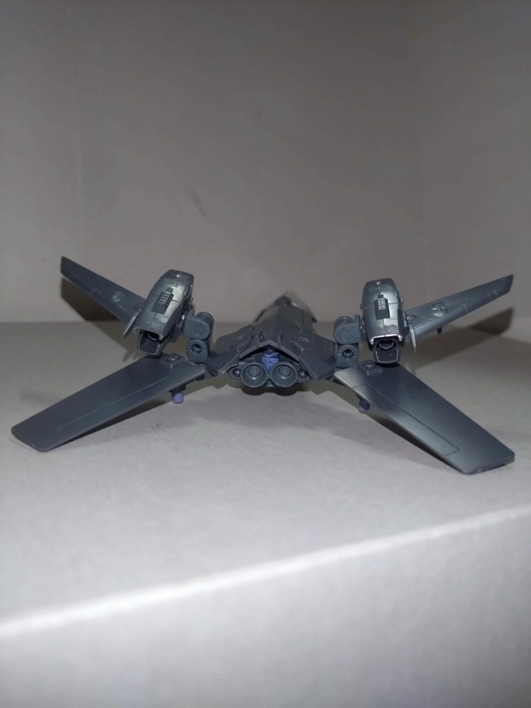 とりあえず今回はここまでです。この先は「作者」長崎そよと、月ノ森女子学園での先輩・八潮瑠唯との会話で締めさせていただきます。瑠唯「若葉さん(=睦)から聞いたけど、長崎さんは今度の(ガンプラの)作例は決まったかしら」そよ「こちらです(スマホで撮ったBKSシヴァの箱絵を見せる)」瑠唯「えっ⁉···それファウンデーション王国軍のでしょ」そよ「はい。主役機に比べると絶対数が少ないので、入手困難にならないうちにと思って、街中探し回り、1点だけ見つけました。それに···(次の画像を見せる)」瑠唯「このGMみたいな頭とか、ジャンクパーツの群れ、それに明らかにガンプラでない戦闘機は？」そよ「ミキシングで使います。可変機にするつもりなので」瑠唯「···できるのかしら💦」