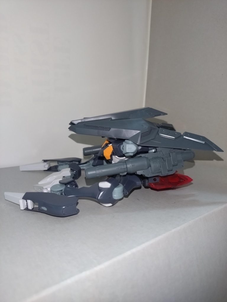 【概要】八潮瑠唯が制作したエクシードファラクト。その可変機構は至って単純ながら、4形態に変形する。 MA形態1/巡航形態元のアークファラクトに同じ。しかしながら、頭部を覆う範囲が広がり、さらには誘導プラズマ砲とナックルバスターによる高い火力も得た。