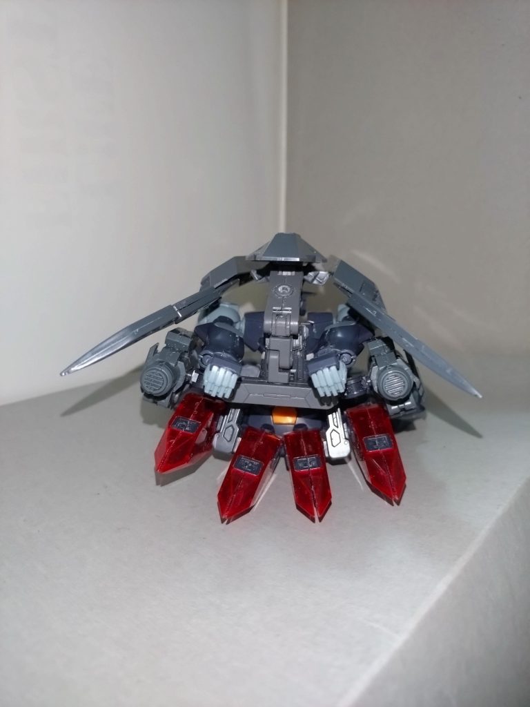 変形時には、エクシードファンネルのラックを機体下部へ向け、ナックルバスターを正面に向ける。