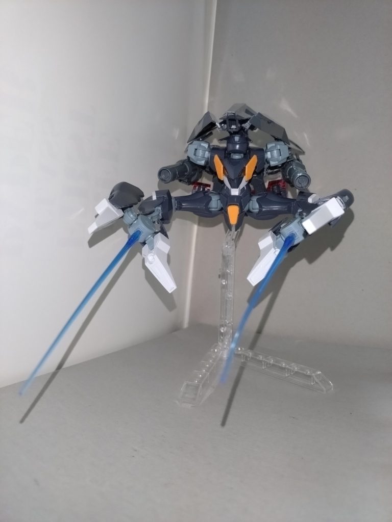 脚部ビームクローによる白兵戦も強力で、旧ジオンのMAを、すれ違いざまビームクローで両断することなど朝飯前。