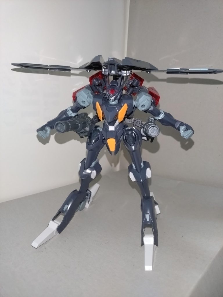 MS形態2/強襲形態ナックルバスターを正面に向け、バインダーを起こし、足首を回転させると本形態になる。バインダーにある主翼も展開する。