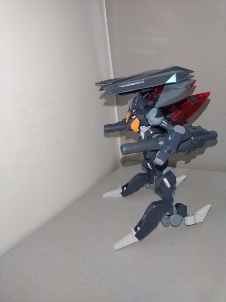 ···というわけで、2回にわたりエクシードファラクトをご紹介してきました。実は4段変形は各種ジョイント群の広い可動範囲がもたらした偶然の産物で、変形途中で別形態として使えるものを2つ見つけ出し、精密砲撃形態、強襲形態としました。特に精密砲撃形態ではMS形態時の腕を封じる代わりに、初代マクロスのデストロイド群のように、ナックルバスターをいわゆる武器腕として活用しています。