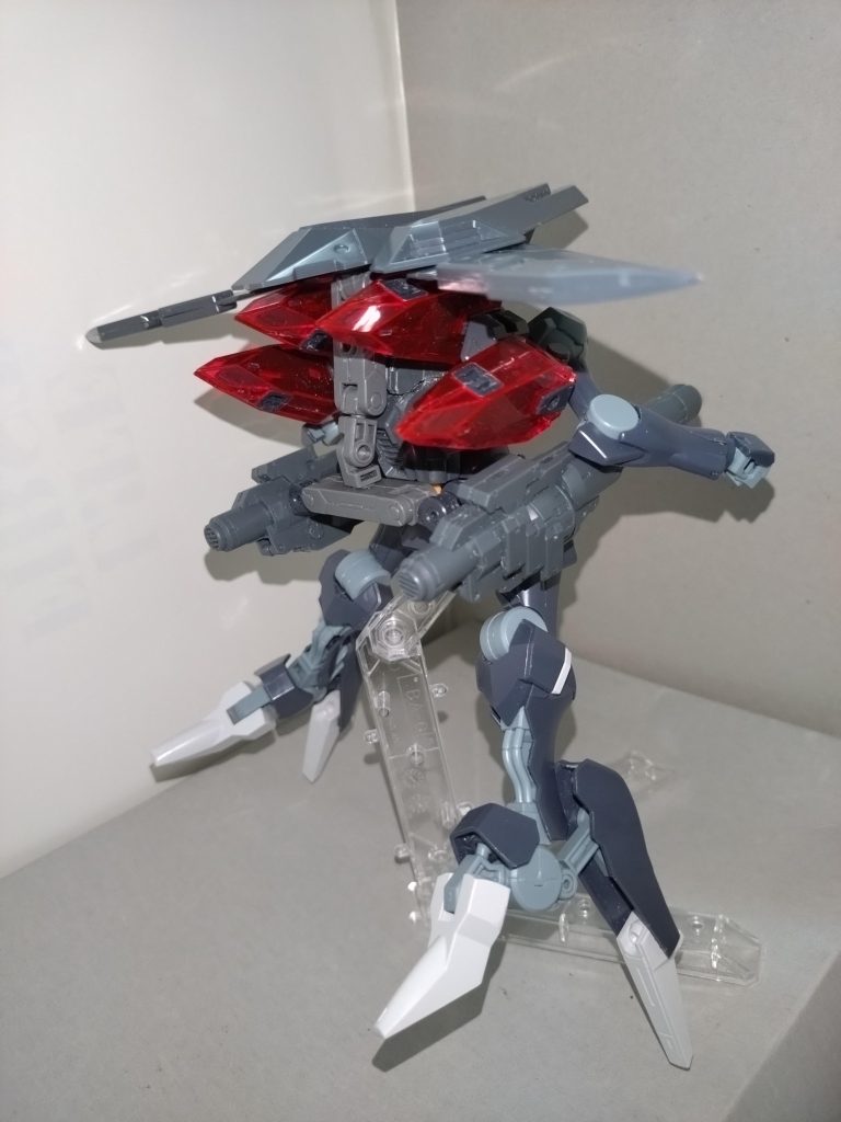 フォビドゥン系列のMSと酷似した変形パターンだが、フォビドゥン系列機が得意とする水中戦は、本機体では巡航形態が選ばれる傾向にある。 なお、これは飽くまで一説に過ぎないが、瑠唯が所属する部隊は「East of Eden」と呼ばれ、異世界から異世界へと転戦を重ねていると共に、本機体のみで340機ものMS・MA、40隻もの宇宙艦を沈めたとの話もあり、ティターンズ、旧ジオン、ザンスカール帝国、ヴェイガンに恐れられているという。またアークファラクト時代もそうだが、本機体はAGE世界で宇宙海賊ビシディアンと、コズミック・イラで傭兵組織サーペントテールと行動を共にする姿が確認されている。 〜氷川紗夜のレポートより〜 