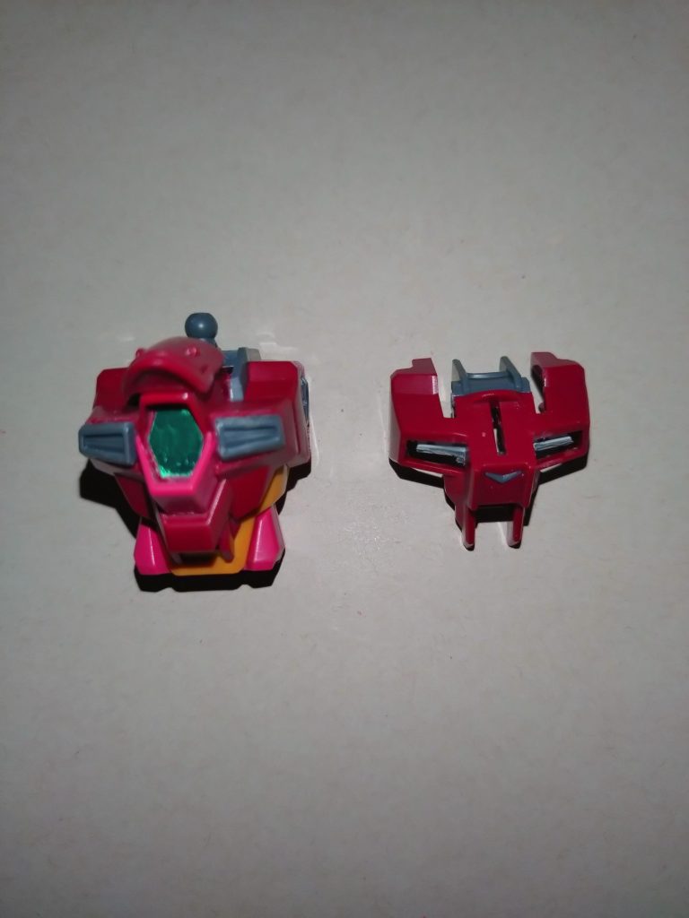 祥子「そして胸部のダクトとCIWSユニットは、これもキットに付属するノーマルインパルスのパーツ(右)からの移植で、流し込み式接着剤で位置決めをしたあと、瞬間接着剤で固定しています」 燈「それでさ祥子、ここからどう盛り付けていこうか？」祥子「そこは···気まぐれということで💦」なお最終的にはマイティストライクフリーダムのような複座式になります。  