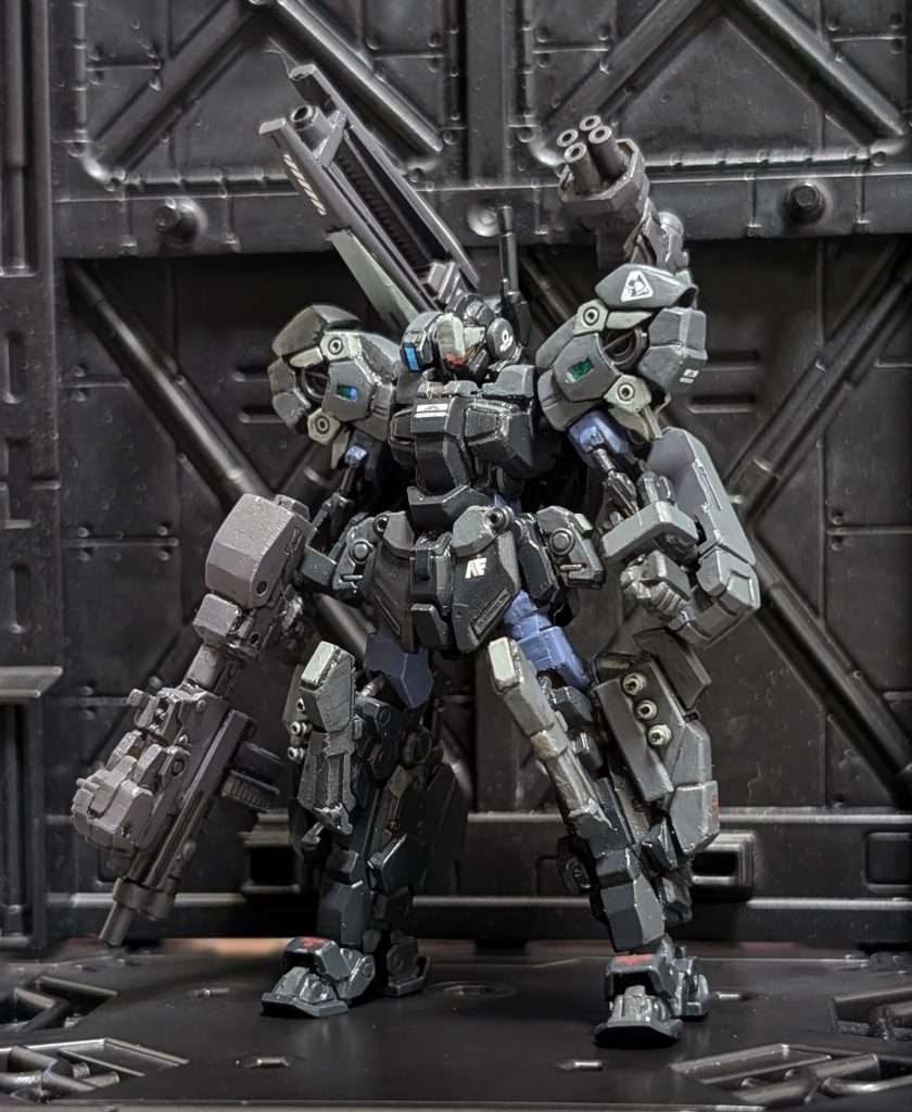 全身。ベースはアーティファクトのスタークジェガンですが、いろんな機体のパーツを使って再現しています。肩部はアサルトバスターの物にジャンクパーツを接着してマッシヴ感が出るように工夫しました💡専用ビームライフルもジムのライフルを軸にいろんなパーツの集合体です(笑)