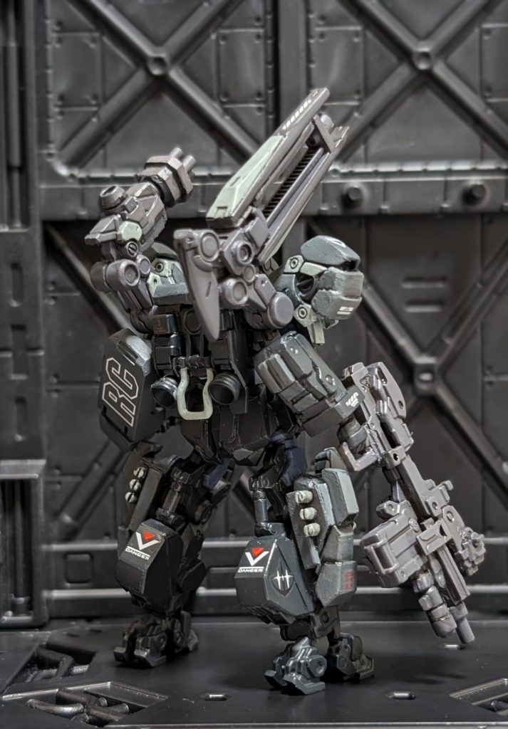 後ろその2。左肩の4連マルチランチャーはHi-νガンダムの腕パーツを軸に100均のビーズを砲身に使ったりしてそれらしく。脚のハンドグレネードは市販のアフターパーツで再現しました👍