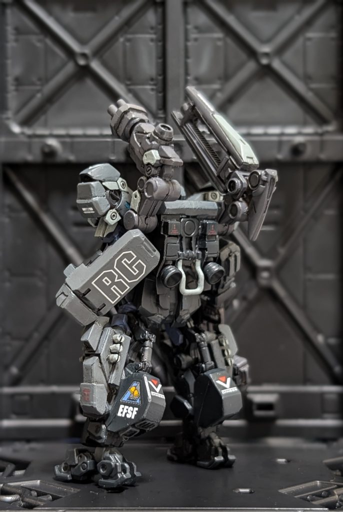 後ろその1。左腕のシールドにはラーカイラムのイニシャルデカールを貼りました。もっとデカールいろいろ貼りたかったけど、パネルラインが細かくてあまり貼れませんでした😅右肩のビームキャノンはアームドアーマーbsの簡易量産タイプという設定です。