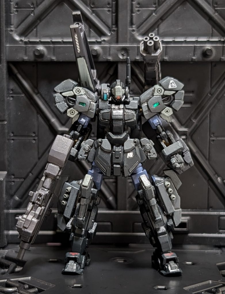 真正面。バイザーのカメラやセンサー類にはいつもの下地にガンマカメッキシルバーを塗って上からラピーテープを貼って光らせてます!アナハイムとロンド・ベルのデカールも貼ってみました😋