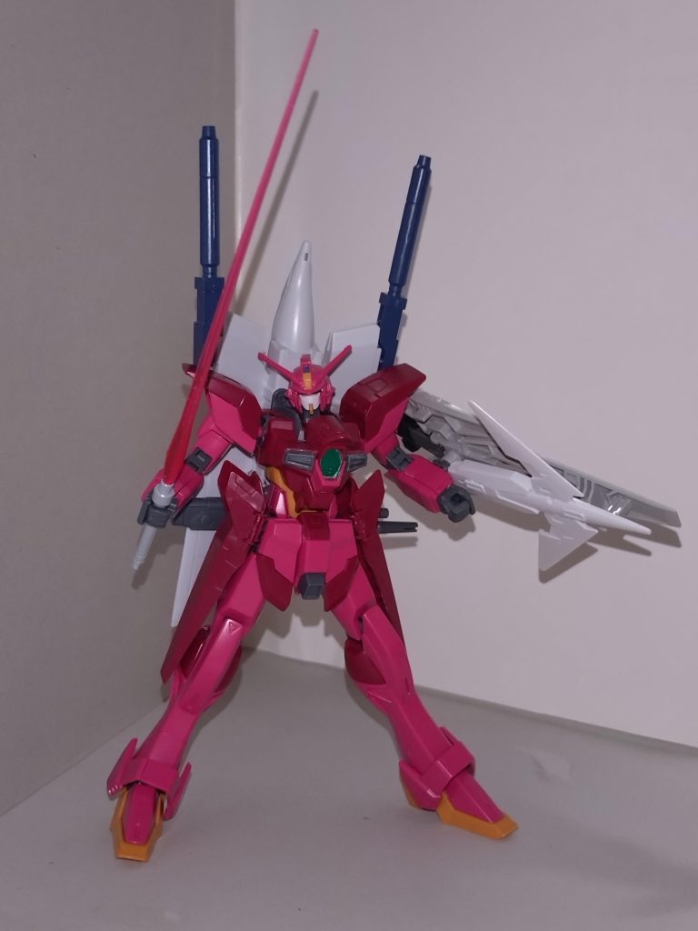 ビームサーベルデルピュネーの基部横に可動式ラックがあり、そこから引き出す。