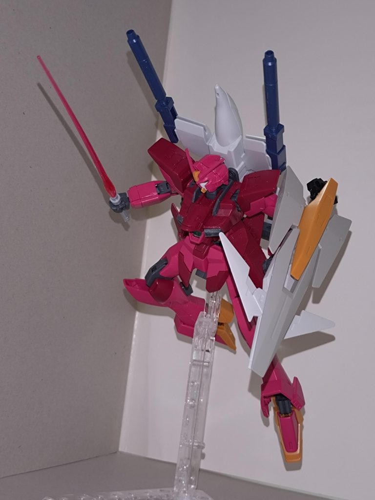 アンカーシールド左腕に装備する攻防一体の兵器。裏面に中距離プラズマ砲と2基のヒートカッターを持ち、サーベル不使用時にも咄嗟の白兵戦で使える。