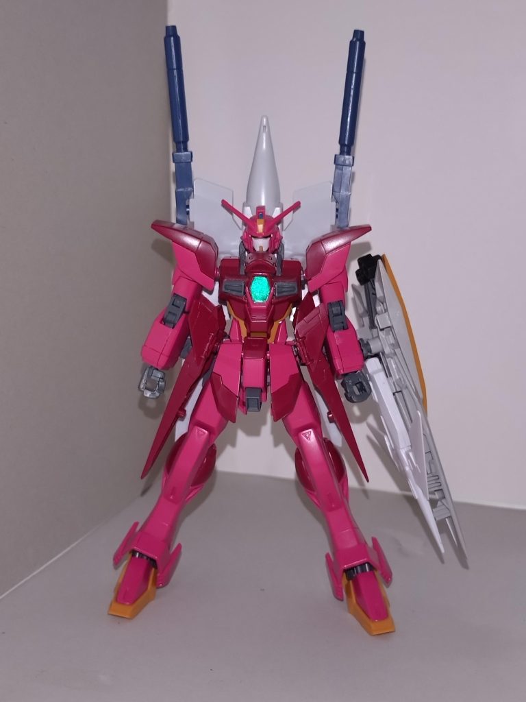 【概要】ZGMF-X57SC / インパルスカーマインAveMujicaを率いるキーボード担当・豊川祥子と、MyGOを率いるボーカル担当・高松 燈による事実上の合作。元のX56Sインパルスとは異なり、有人機化されたシルエットフライヤーにもコクピットを持つ体裁になっており、実質的に複座式となったため、機体番号もX57Sに改められた。ポータントフライヤーの改造で中距離支援強化型の「ポータントシルエット」を装備した、ZGMF-X57SPC2「ポータントインパルスカーマイン」ギャンシュトローム改のマレフィセントシルエットおよびジャファーシルエットを発展改良した白兵戦強化型の「カイザーシルエット」を装備した、ZGMF-X57SKC3「カイザーインパルスカーマイン」の2通りがあり、どちらもMA形態に変形する。