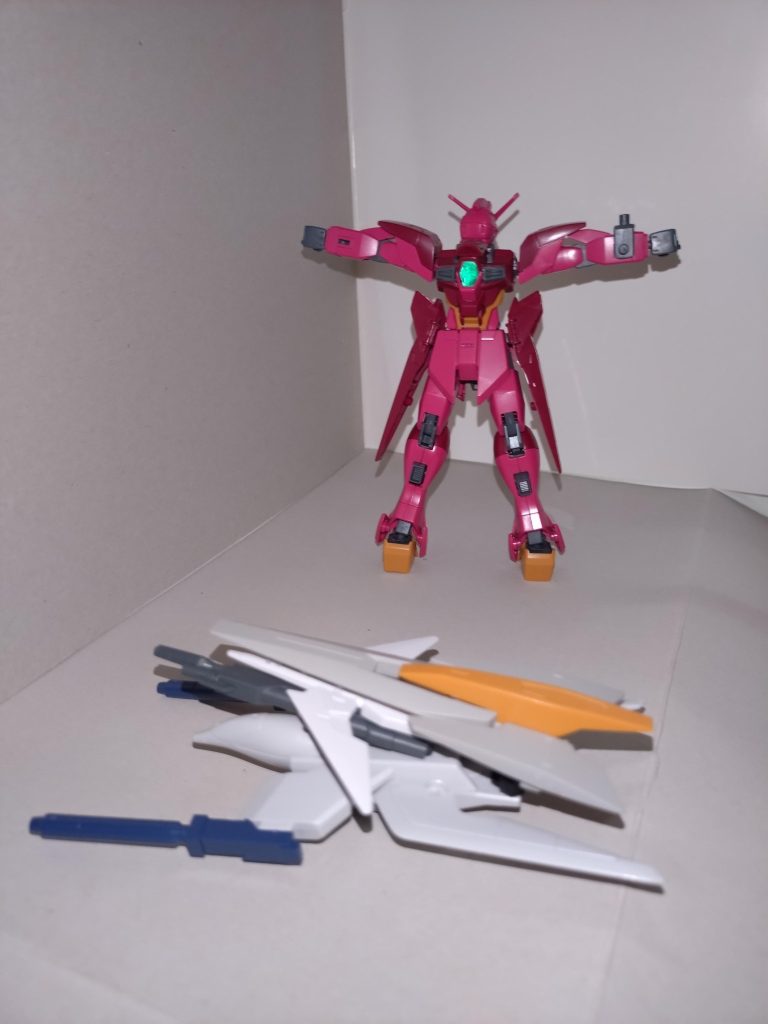 燈「次に頭と下半身を180°回転させ、ポータントシルエットの尾部にアンカーシールドの黒いジョイントをつけるんだ」祥子「あとはヒザを曲げ、足首を畳み、ポータントシルエットを再度装備させて完成です」