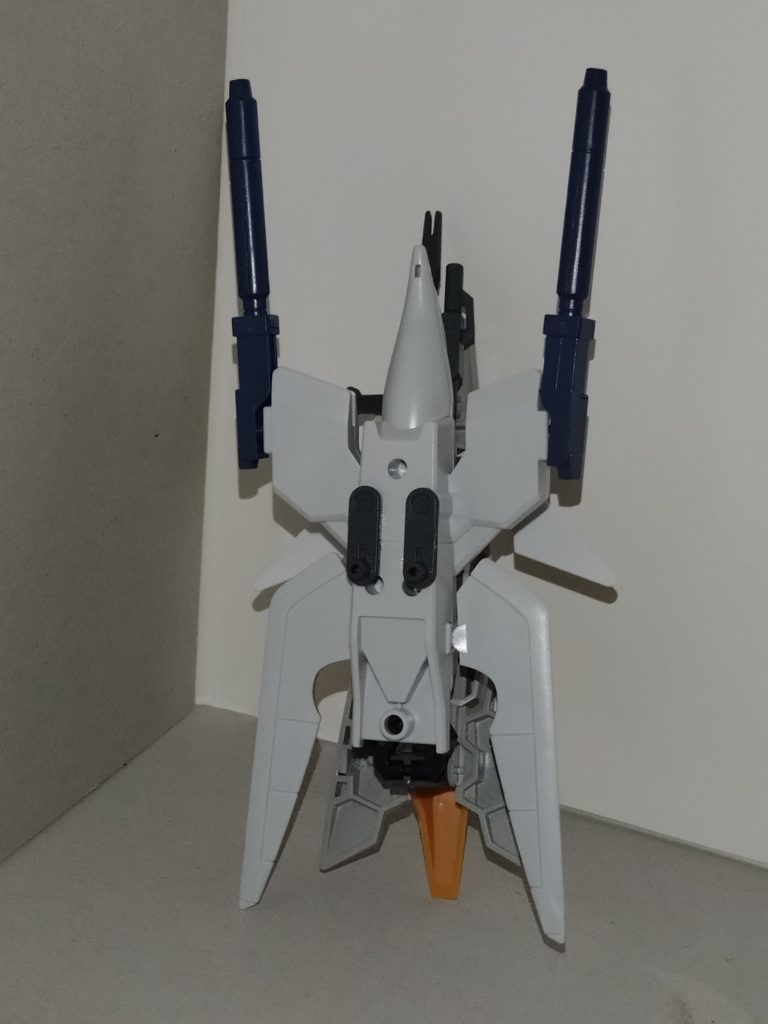 そんなわけで、4日間に分けてインパルスカーマインをご紹介していきますが、インパルス本体の改造箇所は前回の記事(https://gumpla.jp/hg/1986942)の通りです。またハンドパーツを別キットのものに変えました。ポータントシルエットの改造箇所は、本体への接続位置を下へずらすため、30MMのクランクジョイントを接着ライトニングBWSのビーム砲を追加このようになっています。 シールドは元キットのK2-6を使わず、その場所に30MSの背中のジョイントを充て、ポータントシルエットの後部に取り付けられるようにしました。またランシエジャベリンの先端部を固定しています。