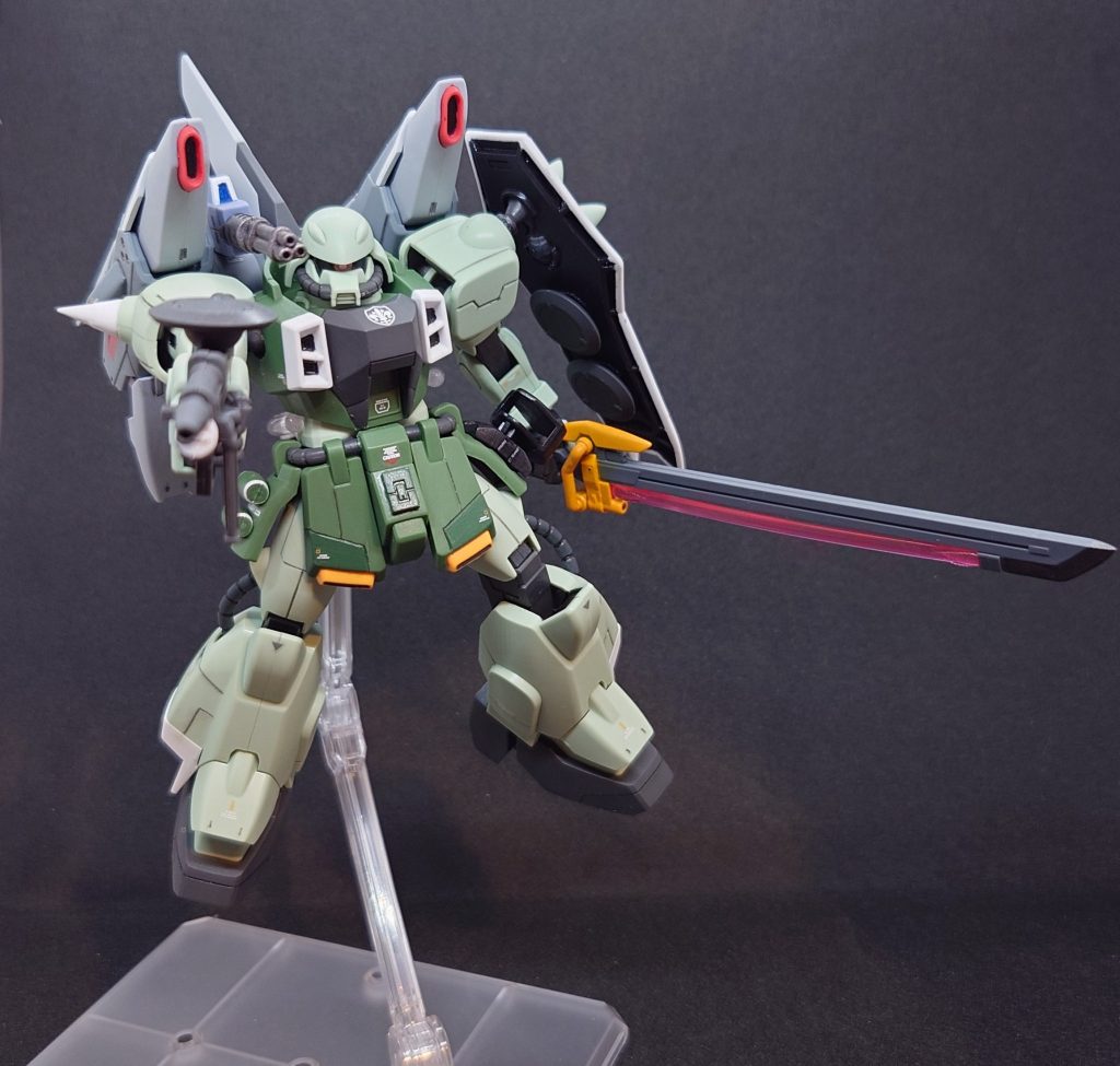 シグーのバルカン砲は磁石を2箇所に埋め込むことで使用時の角度と収納時の角度を取れるようにしてあります。