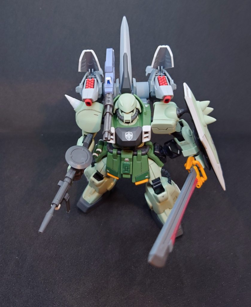 ファイヤビー 誘導ミサイル。小型ミサイル大好き(笑)肩アーマーのスパイクはストレートのものに変更しました。分かりにくいですが、片方のハンドグレネードラックにパテ成形したウェポンラックを取り付け、レーザー重斬刀のマウントを装着しています。