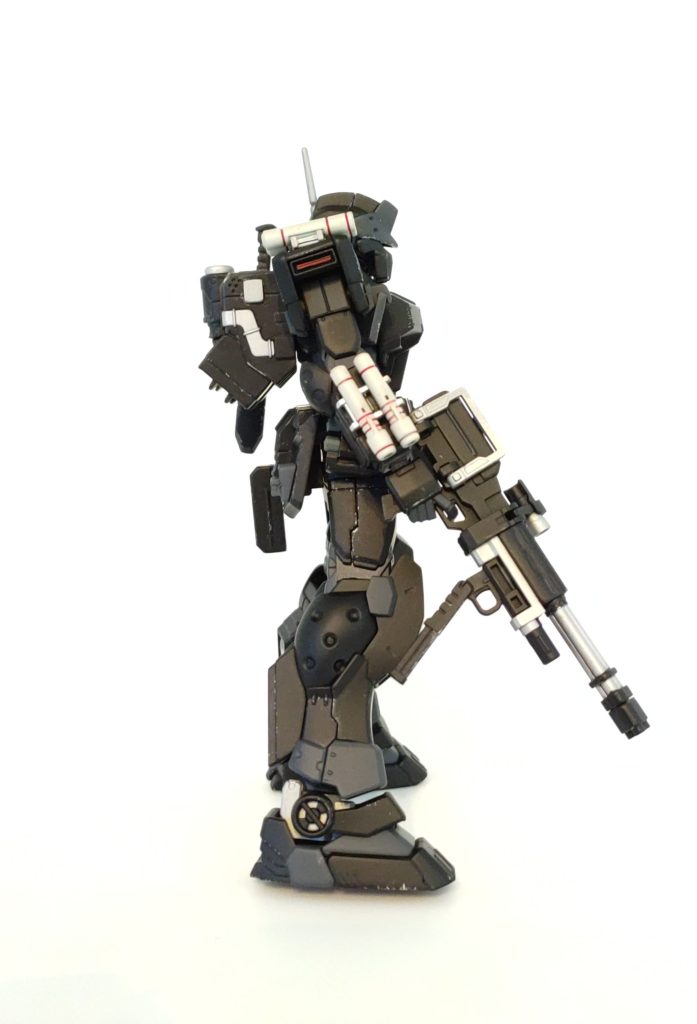 ジャパンカラーも取り入れたく、肩のミサイル、右腕のビームサーベルの鞘は紅白にしました。 