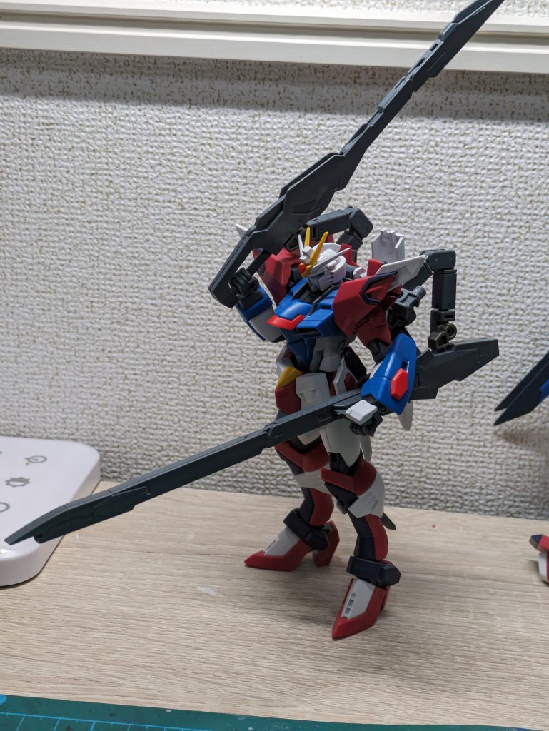 バックパックのフレキシブルアームにより無理なく武器を引き出せます